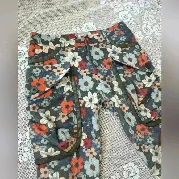 Velvet Florals Cargo Capris - Picture 4 of 7